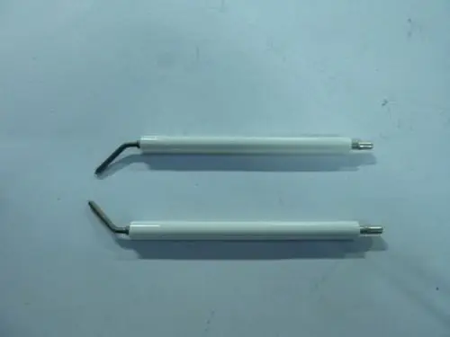 Zwei Zündelektroden mit weißen Griffen und gebogenen Metallspitzen, geeignet für Anwendungen von Remeha in Heizsystemen oder ähnlichem.